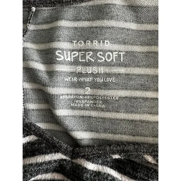 Torrid Item 16150259 Super Soft Stripe V-Neck High Low Tunic Gray White Size 2 - Picture 4 of 6